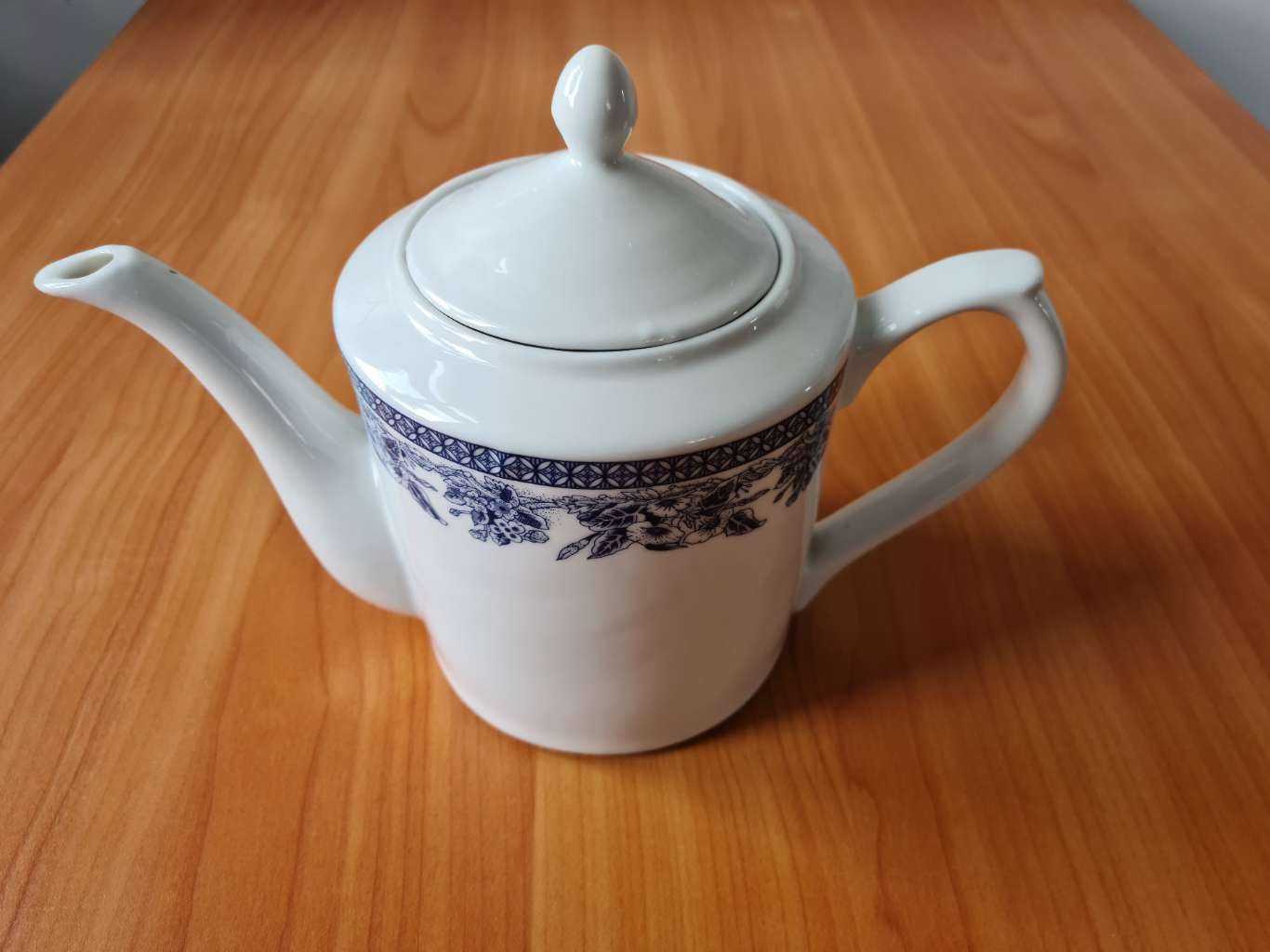 Piękny biały imbryk do herbaty. Vintage.