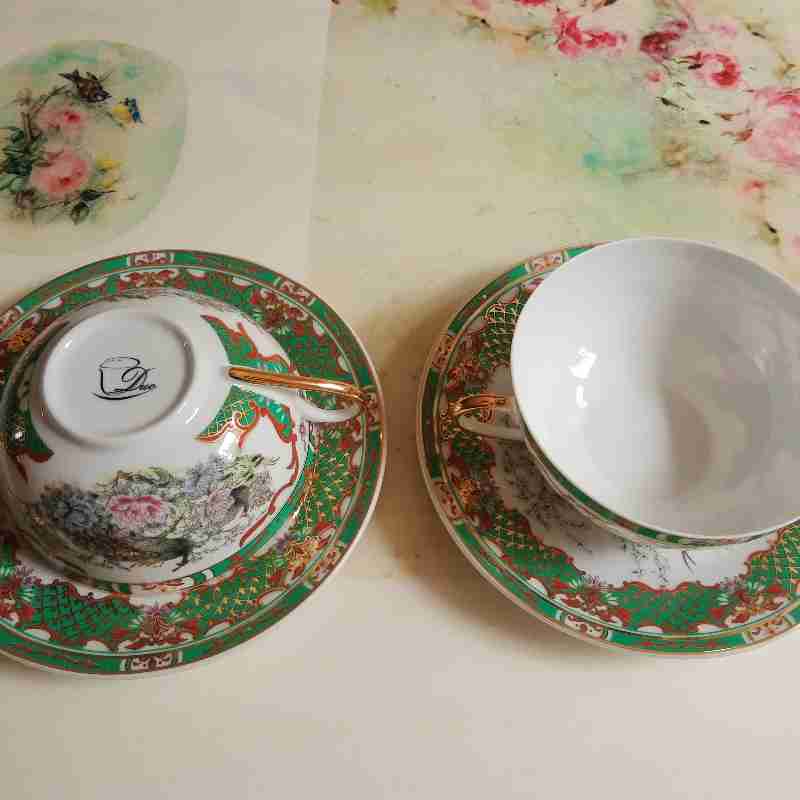 Dwie filiżanki porcelanowe że spodkami, prawie